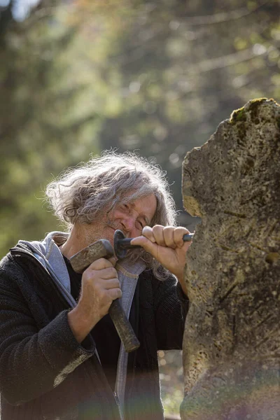 दगड मध्ये आनंदी वरिष्ठ शिल्पकार कोरीव — स्टॉक फोटो, इमेज
