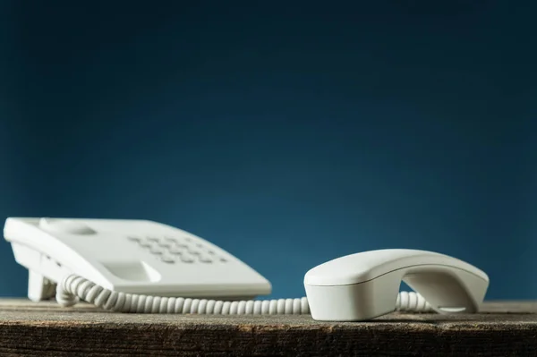 Λευκό σταθερό τηλέφωνο με ακουστικό από το γάντζο — Φωτογραφία Αρχείου