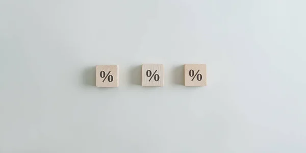Tři dřevěné kostky se symbolem procenta — Stock fotografie