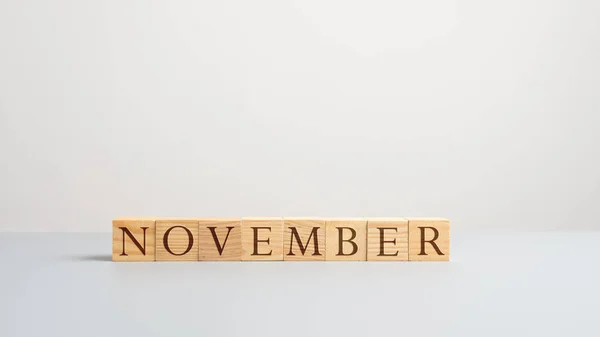 Wort November auf Holzwürfeln — Stockfoto