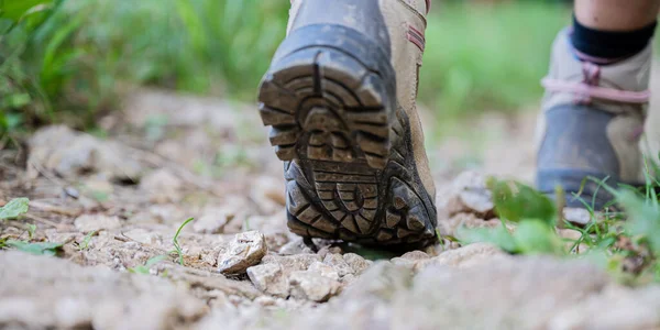 Zapatos de excursionista caminando por sendero — Foto de Stock