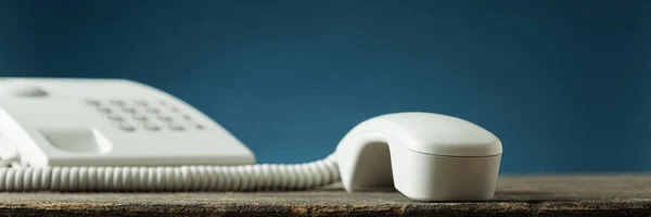 Bred bild av vit fast telefon handset av kroken — Stockfoto