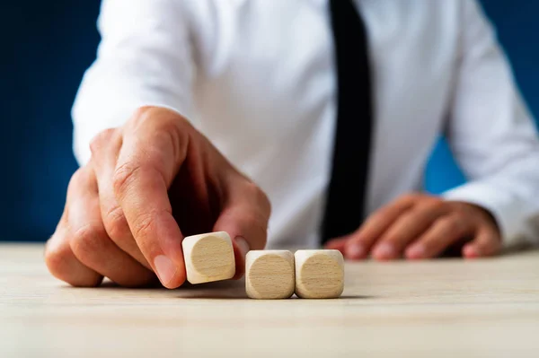 Zakenman plaatst drie blanco houten dobbelstenen op een rij — Stockfoto