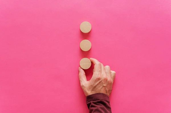 Colocación de tres círculos de madera en blanco sobre fondo rosa —  Fotos de Stock