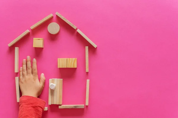 Una casa hecha de clavijas de madera, bloques y círculos —  Fotos de Stock