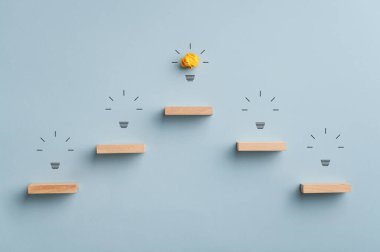 İnovasyon ve idrak kavramsal görüntü - piramit şekilli merdiven topo parlayan ampule çıkıyor. Mavi arkaplan.