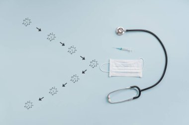 Covid 19 önleme ve koruma kavramsal görüntü - Coronavirus molekülleri kalkanı stetoskop, aşı ve tıbbi koruyucu maskeden yapılmıştır.