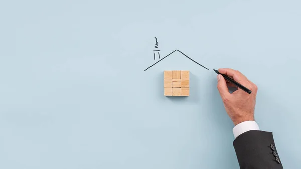 Mão Masculina Terno Desenhando Telhado Sobre Uma Construção Casa Blocos — Fotografia de Stock