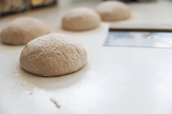 Massa Pão Fresca Para Pães Descansando Subindo Balcão Cozinha Espanador — Fotografia de Stock