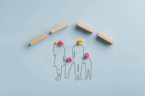 Família Silhueta Com Papéis Rosados Amarelos Esmagados Como Suas Cabeças — Fotografia de Stock