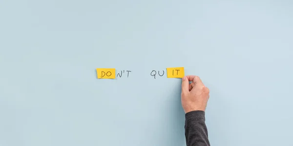 Männliche Hand Die Ein Dont Quit Zeichen Macht Auf Dem — Stockfoto