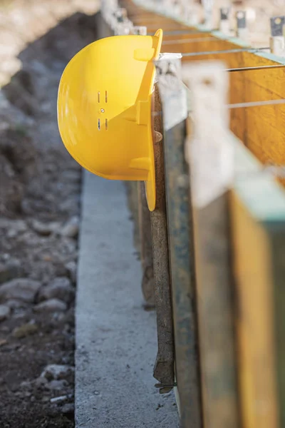 Κίτρινο Κράνος Hardhat Κρέμονται Από Υποστηριζόμενα Ξύλινα Πάνελ Ένα Εργοτάξιο — Φωτογραφία Αρχείου