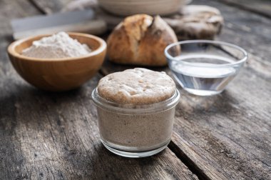 Ev yapımı ekmek ekmeği, un ve su ile mayalı mayayı üst üste yığıyorum..