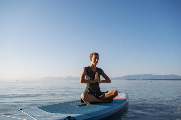 Fiatal Napbarnított Lótuszpozícióban Kezével Mellkasa Előtt Meditálva Vacsoraasztalon Nyugodt Reggeli — Stock Fotó