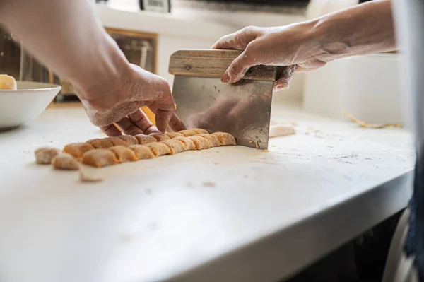 Visão Baixo Ângulo Uma Mulher Cortando Massa Gnocchi Batata Doce — Fotografia de Stock