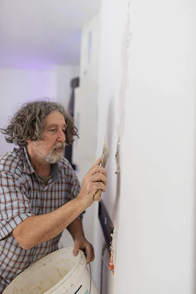 Worker Man Curly Hair Plastering Wall Covering Orange Corrugated Electrical — Stock Photo, Image