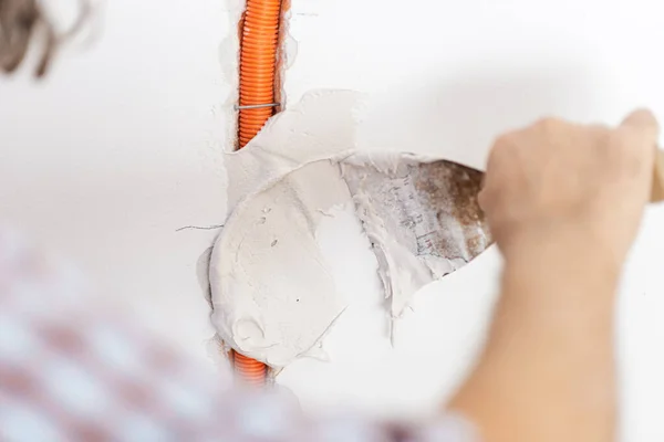 Vue Rapprochée Travailleur Plâtrant Tube Électrique Ondulé Orange Dans Mur — Photo