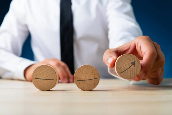 Empresario Montando Una Flecha Apuntando Hacia Arriba Con Círculos Cortados —  Fotos de Stock