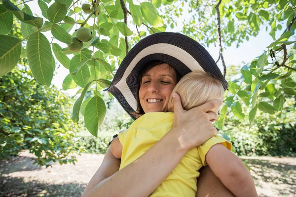 Feliz Joven Madre Con Una Expresión Amorosa Cara Sosteniendo Hijo — Foto de Stock