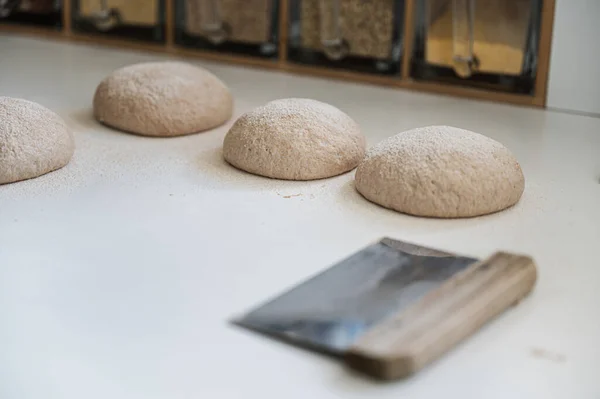 Masa Madre Hecha Casa Bollos Pan Masa Levantándose Harina Desempolvado — Foto de Stock