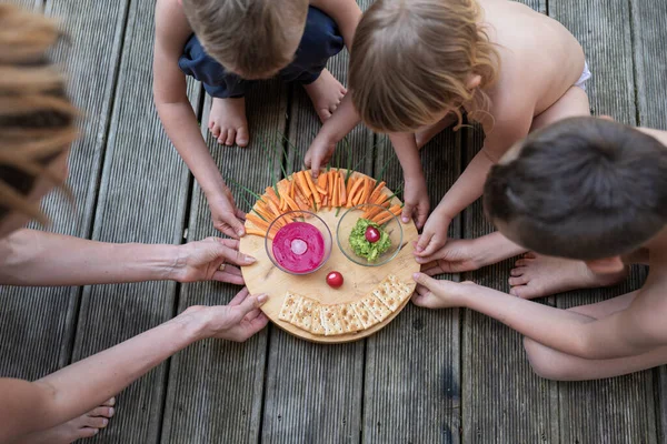 Vista Dall Alto Una Madre Dei Suoi Tre Figli Che — Foto Stock