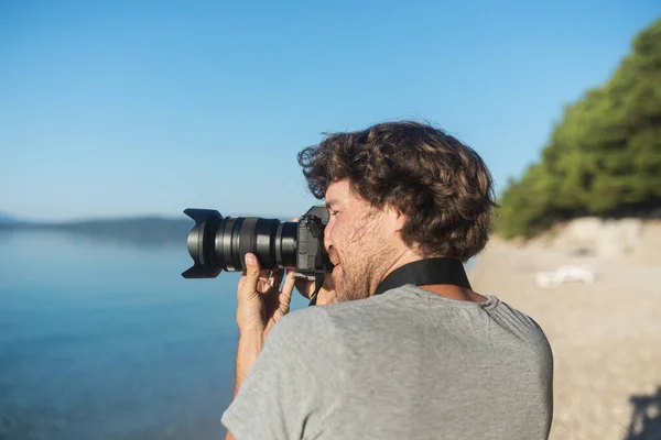 Jeune Photographe Masculin Prenant Des Photos Belle Mer Nature Tôt — Photo