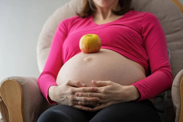 Gesundes Schwangerschaftsbild Ein Apfel Auf Dem Dicken Geschwollenen Bauch Einer — Stockfoto