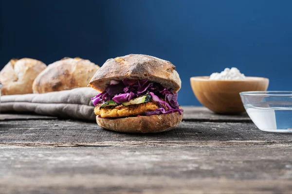 Niski Kąt Widzenia Pyszne Domowe Wegańskie Burger Zakwaśnym Chlebem Ciecierzycy — Zdjęcie stockowe