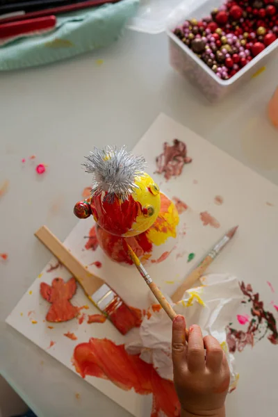 Visão Superior Uma Criança Criando Pintando Com Vários Materiais — Fotografia de Stock
