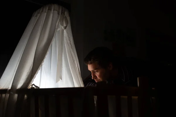 Joven Padre Con Una Expresión Amorosa Cara Mirando Dentro Una — Foto de Stock