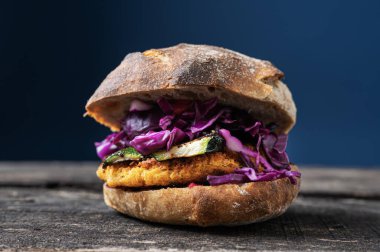 Lezzetli ev yapımı vejetaryen burger ızgara kabak ve ekşi ekmekli kırmızı lahana..