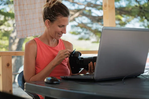 Giovane Fotografa Femminile Prendere Scheda Memoria Dalla Fotocamera Modificare Foto — Foto Stock