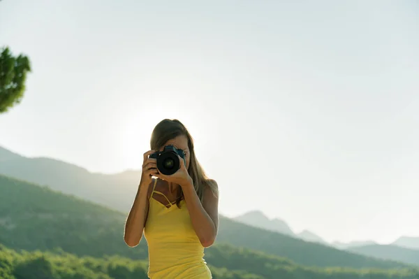 Wanita Muda Backlit Oleh Matahari Terbit Mengambil Foto Langsung Kamera — Stok Foto