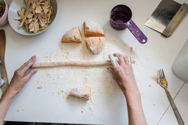 Vista Superior Las Manos Femeninas Rodando Masa Pasta Mostrador Cocina — Foto de Stock