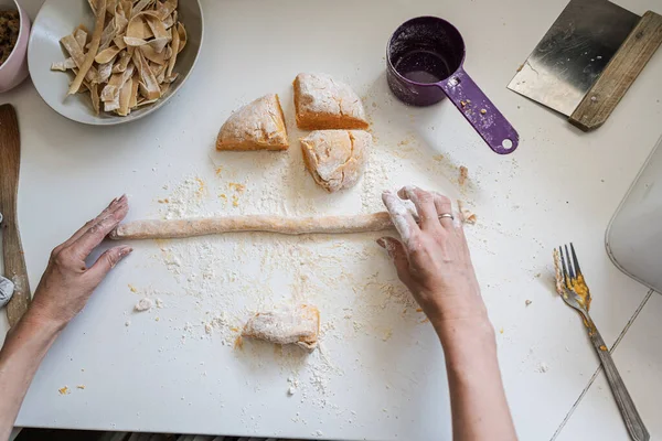 Vue Dessus Des Mains Féminines Rouler Pâte Pâtes Sur Comptoir — Photo