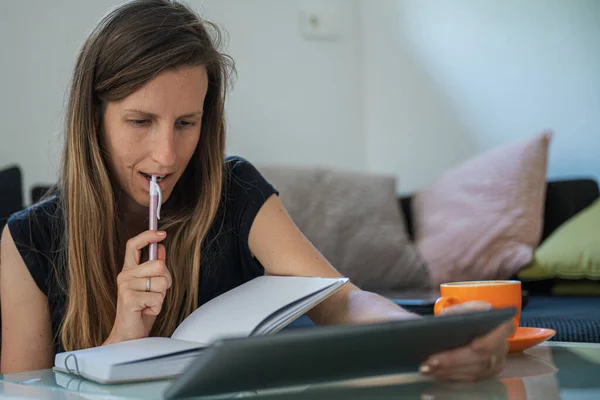 Young Woman Biting Pen She Studies Works Home Using Digital — Stock Photo, Image