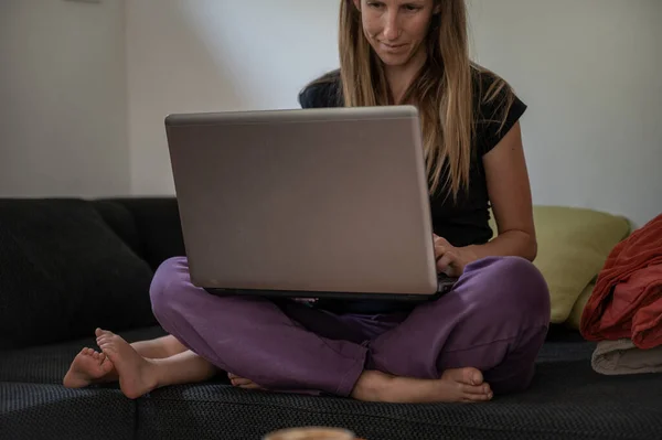Young Mother Sitting Couch Working Laptop Her Lap — Stock Photo, Image