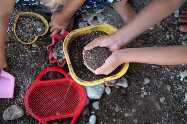 Bovenaanzicht Van Kinderen Die Spelen Met Zand Vuil Plastic Speelgoed — Stockfoto