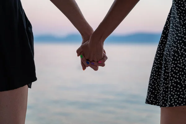 Nahaufnahme Eines Lesbischen Schwulen Paares Das Die Hände Abendmeer Hält — Stockfoto