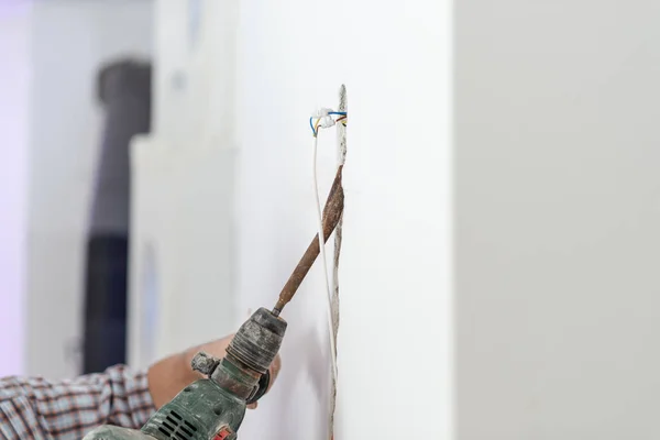 Primo Piano Del Operaio Edile Foro Perforazione Nel Muro Installare — Foto Stock