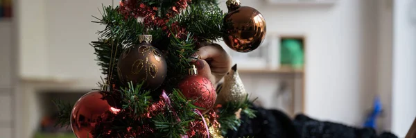 Close Zicht Vrouwelijke Hand Plaatsen Glanzend Rood Kerstbal Vakantie Boom — Stockfoto