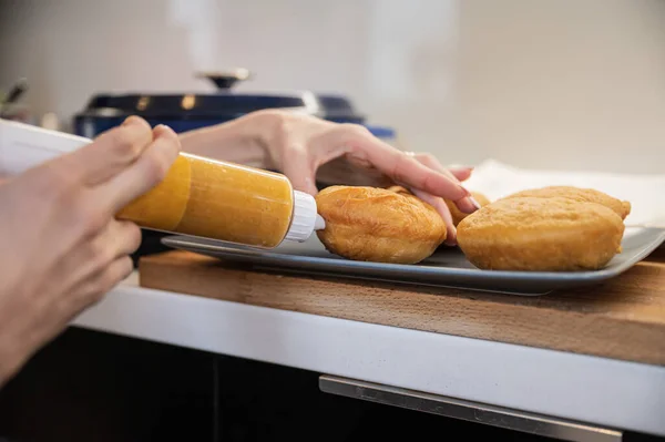 Vista Perto Uma Mulher Enchendo Donuts Vegan Fritos Caseiros Com — Fotografia de Stock