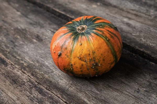 Una Calabaza Calabaza Naranja Colocada Tableros Madera Rústicos —  Fotos de Stock