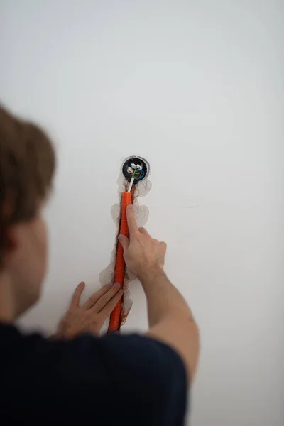 Vista Desde Atrás Hombre Colocando Tubo Eléctrico Corrugado Naranja Agujero — Foto de Stock