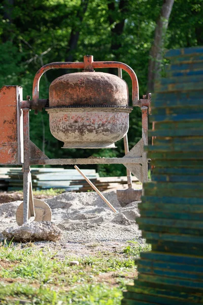 Miscelatore Cemento Piedi Cantiere Accanto Una Pila Assi Legno — Foto Stock