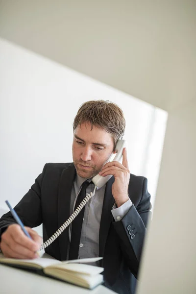 Beau Jeune Homme Affaires Assis Son Bureau Parlant Sur Téléphone — Photo