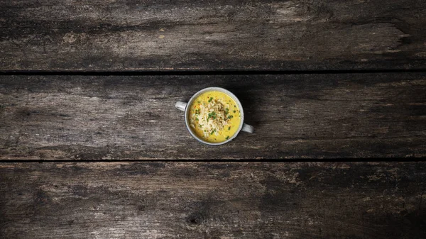 一碗味道鲜美健康的素食黄扁豆汤和一勺米饭的俯瞰 — 图库照片