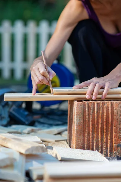 Žena Označující Linii Kde Řezat Dřevěné Prkno Diy Projektu Renovace — Stock fotografie