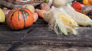Kabak, mısır, kırsal tahtalarda patates gibi renkli sonbahar sebzeleri..