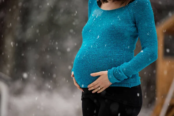 Крупный План Беременной Женщины Голубом Свитере Стоящей Снаружи Снежный День — стоковое фото
